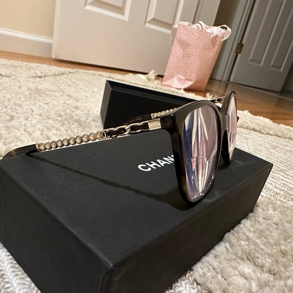 Chanel Eyewear Acetate & Glass Pearls
Dark Tortoise
Ref. 3441QH C714 - Picture 2 of 7